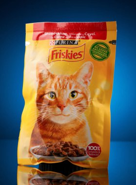 LVIV, UKRAINE - 22 Eylül 2020: Paketteki Friskies kedi maması