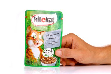 LVIV, UKRAINE - 22 Eylül 2020: Pakette Kitekat kedi maması