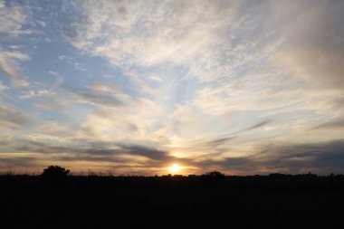 Güneş batıyor ve saydam bulutlar