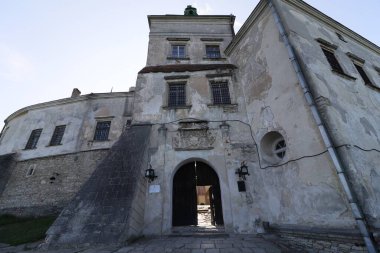 Olesko, UKRAINE - 18 Eylül 2020: Olesko kasabasındaki antik şato