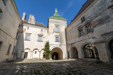 Olesko, UKRAINE - 18 Eylül 2020: Olesko kasabasındaki antik şato