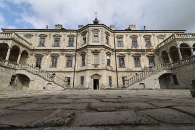 Pidgirtsi, UKRAINE - 29 Mayıs 2020: Pidhirtsi köyündeki antik güzel kale