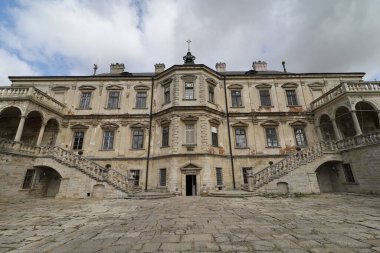 Pidgirtsi, UKRAINE - 29 Mayıs 2020: Pidhirtsi köyündeki antik güzel kale