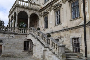 Pidgirtsi, UKRAINE - 29 Mayıs 2020: Pidhirtsi köyündeki antik güzel kale