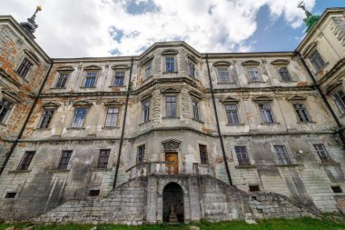 Pidgirtsi, UKRAINE - 29 Mayıs 2020: Pidhirtsi köyündeki antik güzel kale