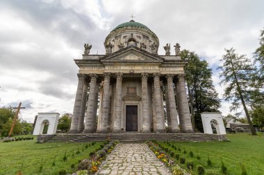 Pidhirtsi, UKRAINE - 18 Eylül 2020: Pidhirtsi köyündeki antik kilise