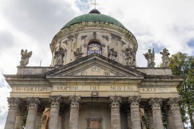 Pidhirtsi, UKRAINE - 18 Eylül 2020: Pidhirtsi köyündeki antik kilise