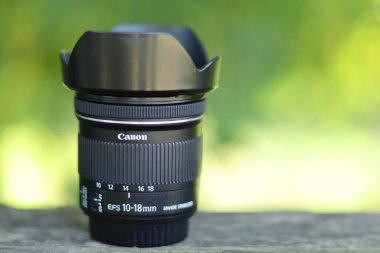 LVIV, UKRAINE - 12 Eylül 2020: canon ef-s 10-18mm f / 4.5-5.6 metin koşu alanı için stm lens yeridir