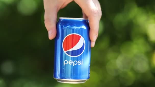 Lviv Ukraine Września 2020 Pepsi Napój Bezalkoholowy Puszce Ręku — Wideo stockowe