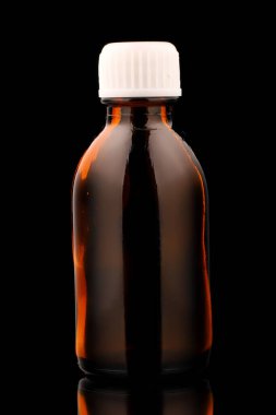 Siyah arka planda ilaç için cam kavanoz.