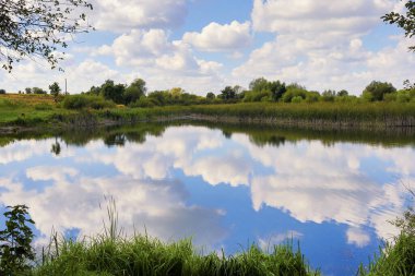 Göllü ve bulutlu güzel yaz manzarası