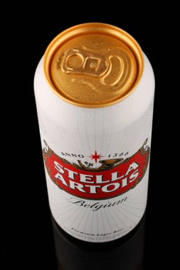 LVIV, UKRAINE - 03 Eylül 2020: teneke kutuda Stella Artois birası