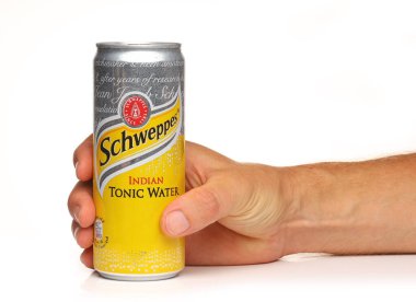 LVIV, UKRAINE - 03 Eylül 2020: Schweppes elinde bir teneke kutuda içki içiyor