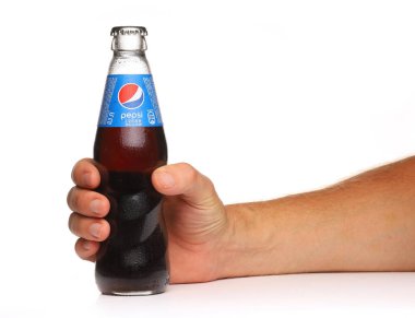 LVIV, UKRAINE - 3 Eylül 2020: elinde bardak olan Pepsi meşrubatı