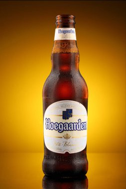 LVIV, UKRAINE - 26 Ağustos 2020: Hoegaarden Belçika birası cam bir şişe beyaz arka plan
