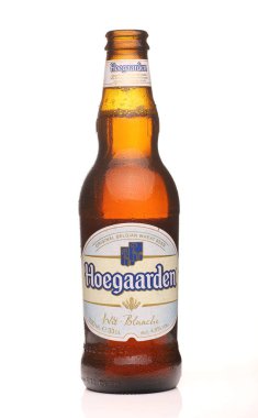 LVIV, UKRAINE - 26 Ağustos 2020: Hoegaarden Belçika birası cam bir şişe beyaz arka plan