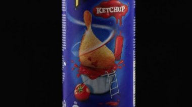 LVIV, UKRAINE - 26 Mayıs 2020: Kağıt tüp içinde Pringles cipsi