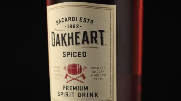 Lviv Ucraina Maggio Agosto 2020 Bevanda Alcolica Oakheart Bottiglia Vetro — Video Stock