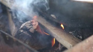 Kazanın altında bir ateş yanıyor, yemekle birlikte.