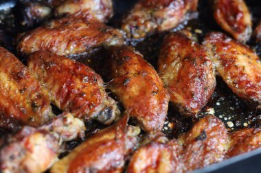 Tavuk kanadı kızarmış lezzetli yemek.