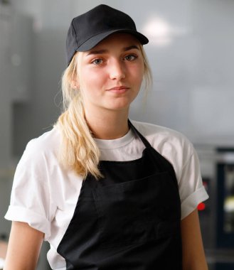 Bir kafede genç ve güzel bir işçi ya da fırının yakın plan portresi.