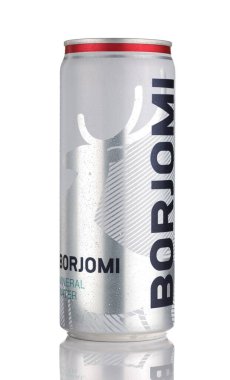 LVIV, UKRAINE - 11 Temmuz 2020: Gürcistan beyaz zeminli bir teneke içinde Borjomi maden suyu