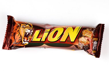 LVIV, UKRAINE - 24 Şubat 2021: Aslan çikolatası tecrit