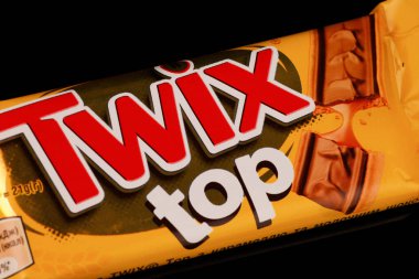 LVIV, UKRAINE - 24 Şubat 2021: Siyah arkaplanda Twix top çikolatası