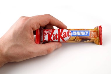LVIV, UKRAINE - 24 Şubat 2021: Kitkat topaklı lezzetli ve popüler çikolata