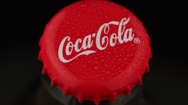 Lviv Ukraine Lutego 2021 Coca Cola Napój Bezalkoholowy Zakrętka Butelki — Wideo stockowe