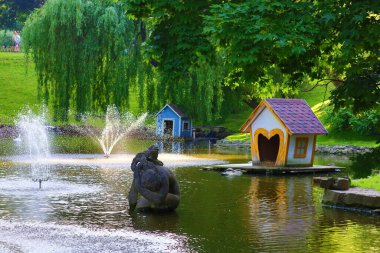 LVIV, UKRAINE - 28 Haziran 2020: Stryisky Park Gölü