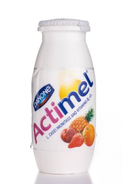 LVIV, UKRAINE - 16 Haziran 2020: Beyaz arkaplanda bir kavanozda Actimel yoğurdu