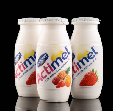 LVIV, UKRAINE - 16 Haziran 2020: Birkaç parça Actimel yoğurdu