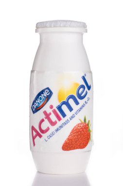 LVIV, UKRAINE - 16 Haziran 2020: Beyaz arkaplanda bir kavanozda Actimel yoğurdu