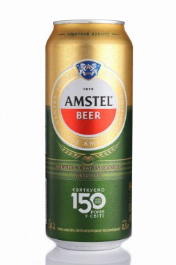 LVIV, UKRAINE - 10 Haziran 2020: Beyaz zemin üzerinde bir teneke bira