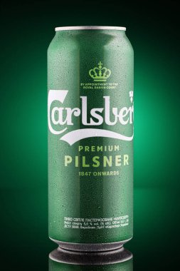 LVIV, UKRAINE - 10 Haziran 2020: Carlsberg birası güzel bir arka planda.