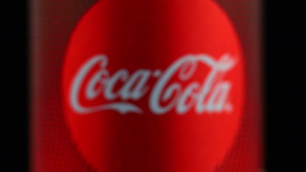 Lviv Ukraine Juni 2020 Coca Cola Erfrischungsgetränk Dosenetikett — Stockvideo