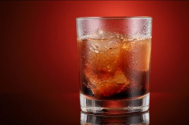 Metin için cam bir yerde buzlu meşrubat.