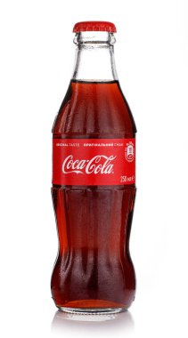 LVIV, UKRAINE - Haziran 02, 2020: Beyaz zemin üzerinde cam bir şişe Coca Cola