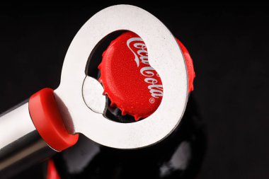 LVIV, UKRAINE - Haziran 02, 2020: Coca Cola açıcı kapağı açar