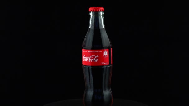 Lviv Ukraine Června 2020 Coca Cola Láhev Černém Pozadí Víří — Stock video