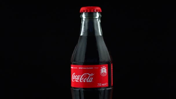 Lviv Ucrania Junio 2020 Botella Coca Cola Sobre Fondo Negro — Vídeos de Stock