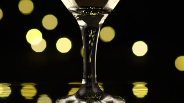 Martini Una Copa Con Aceitunas — Vídeo de stock