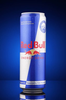 LVIV, UKRAINE - 29 Mayıs 2020: Kavanozdaki Red Bull enerji içeceği