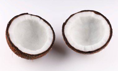 Beyaz arka planda doğranmış hindistan cevizi