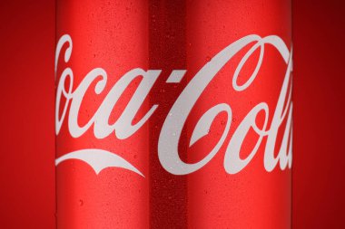LVIV, UKRAINE - 17 Mayıs 2020: Kırmızı bir kavanozda Coca Cola meşrubat