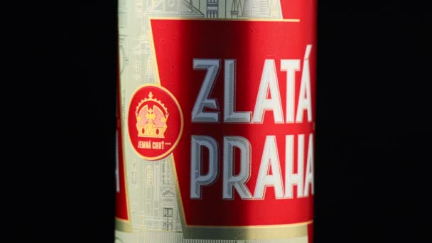 Lviv Ucrânia Maio 2020 Zlata Praha Cerveja Checa Lata Alumínio — Vídeo de Stock