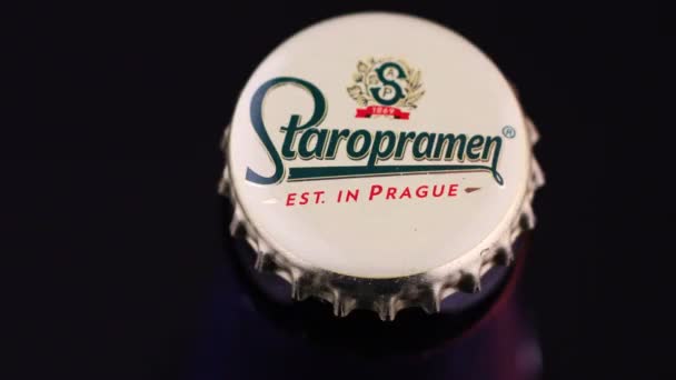 Lviv Ucrania Mayo 2020 Staropramen Cerveza Checa Una Tapa Botella — Vídeo de stock