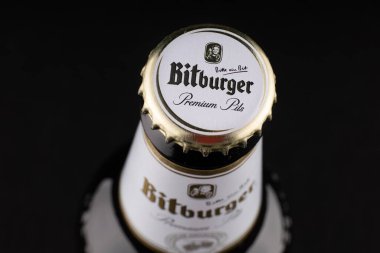 LVIV, UKRAINE - 08 Mayıs 2020: Bitburger Alman bira kapağı ve şişe