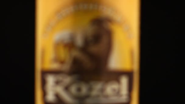Lviv Ukraine Mei 2020 Kozel Tsjechisch Bier Kan Onscherp Worden — Stockvideo